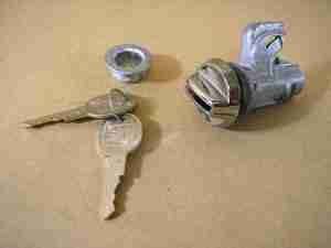 1969-70 Glove box lock with late style key