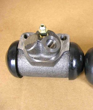 1935-57 Front/Rear RH Wheel Cylinder, 15/16” bore, 1935-36 front w/ inverted flare fitting, 1935-57 rear, good replacement for 1949-54 rear, also 5450995, 501606, 501611, 503235
