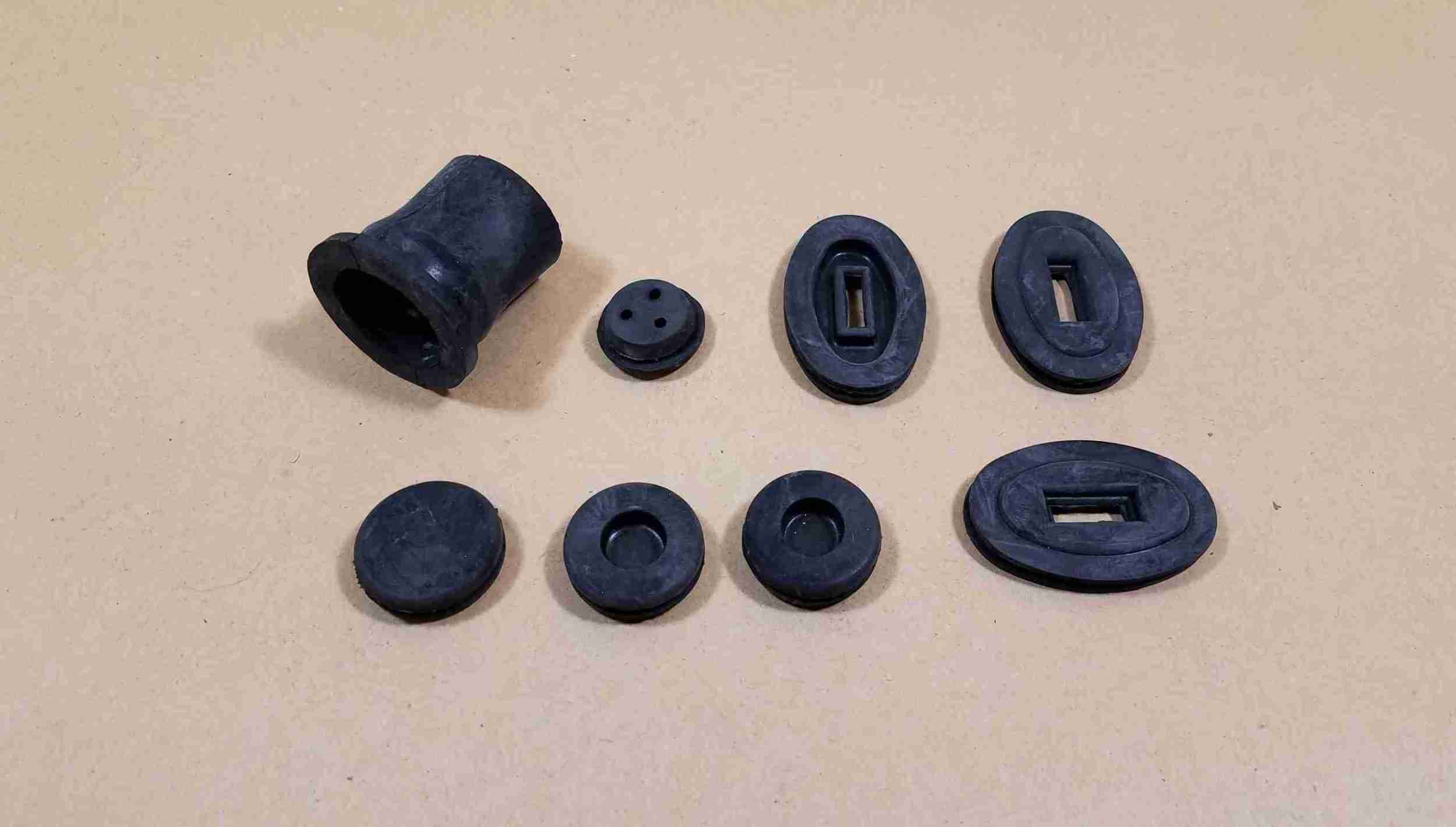 1957-58 Fuel Injection Grommet Kit, 9 pieces: 4x shroud hold down grommets, 3x shroud hole plugs, 1x 3-hole wiring grommet, 1x fuel injection drive seal